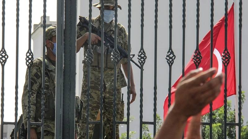 سيناتور أمريكي يطالب بايدن بالتحقيق في الدور المحتمل للإمارات بأحداث تونس